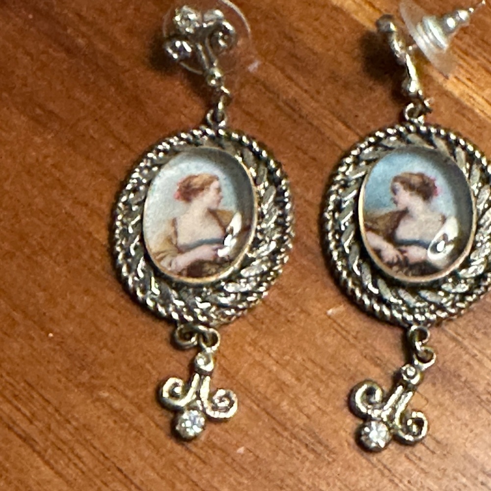 VSA Vintage-Inspired Silver and Crystal Cameo Earrings - New